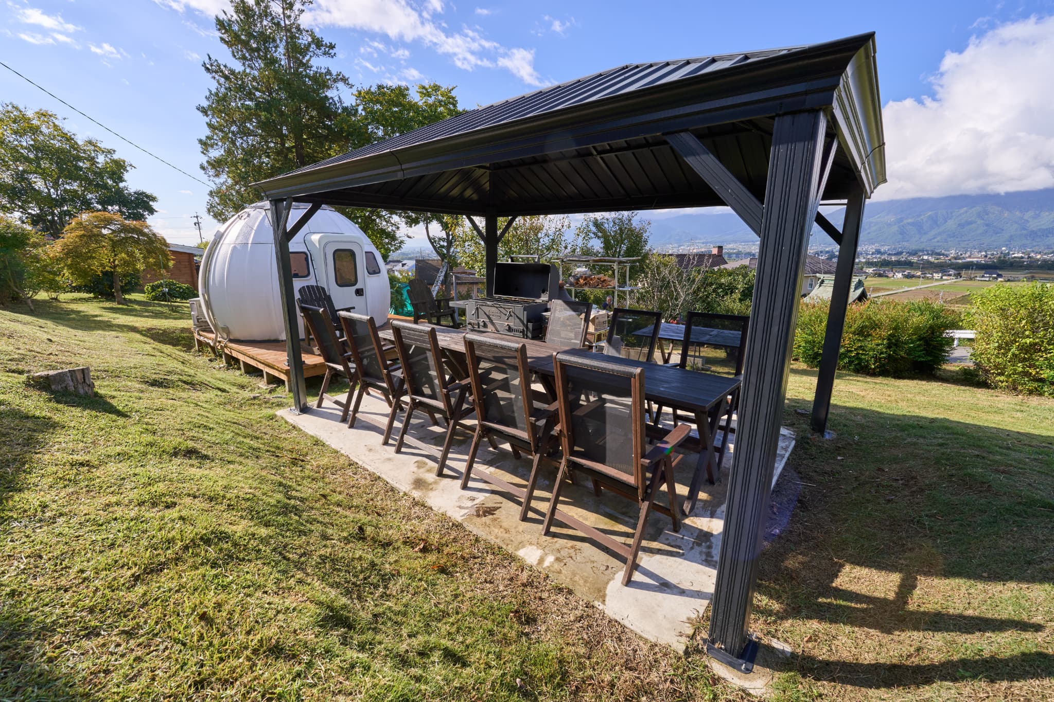 ドームハウスと机椅子