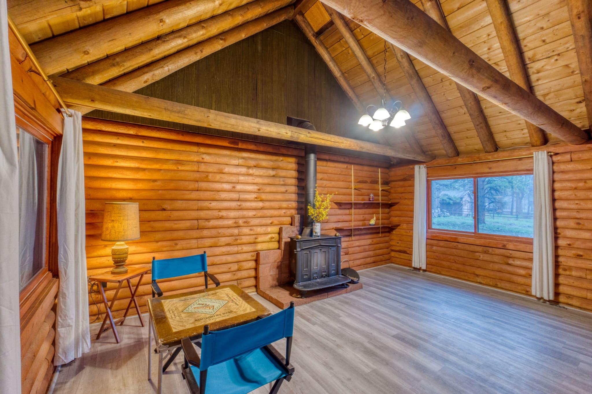 ログハウスの中